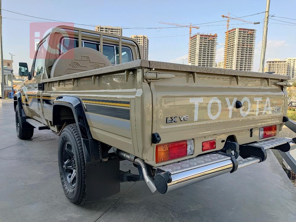 تويوتا لاند كروزر 70 بيك اب